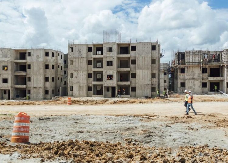 Casi dos tercios de viviendas en construcción está paralizada